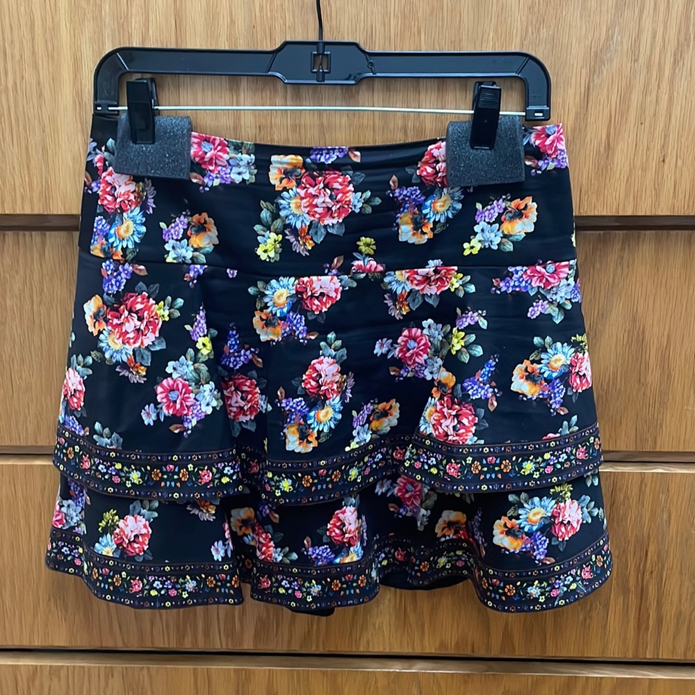 Alice + Olivia Marvis tiered ruffled skirt size 4 in Magnolia Floral Black/Multi